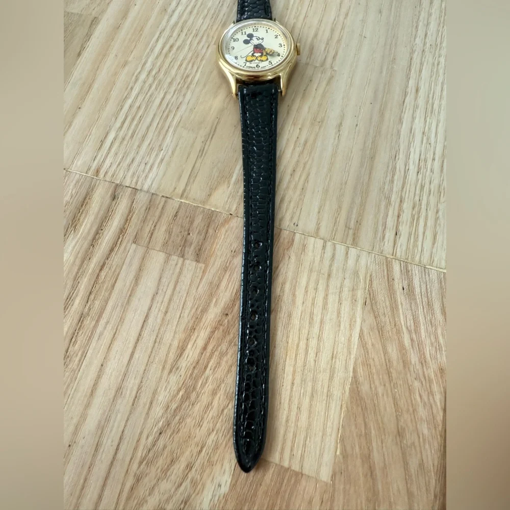 Vintage Lorus Disney Mickey Mouse moving arms watch NEW BATTERY